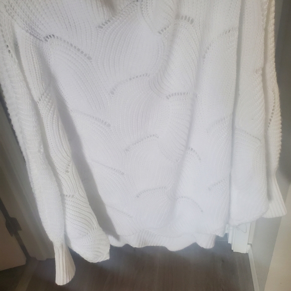 Beautiful light butterfly wing sweater. - Picture 4 of 9